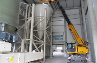 Industrial mixers for the production of foods, chemicals, pharmaceutical products,