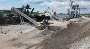 Mobile stacker conveyors for shiploading