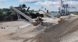 Mobile stacker conveyors for shiploading